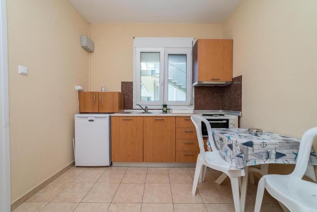 Side By Side Apartment Nea Iraklitsa Exterior photo