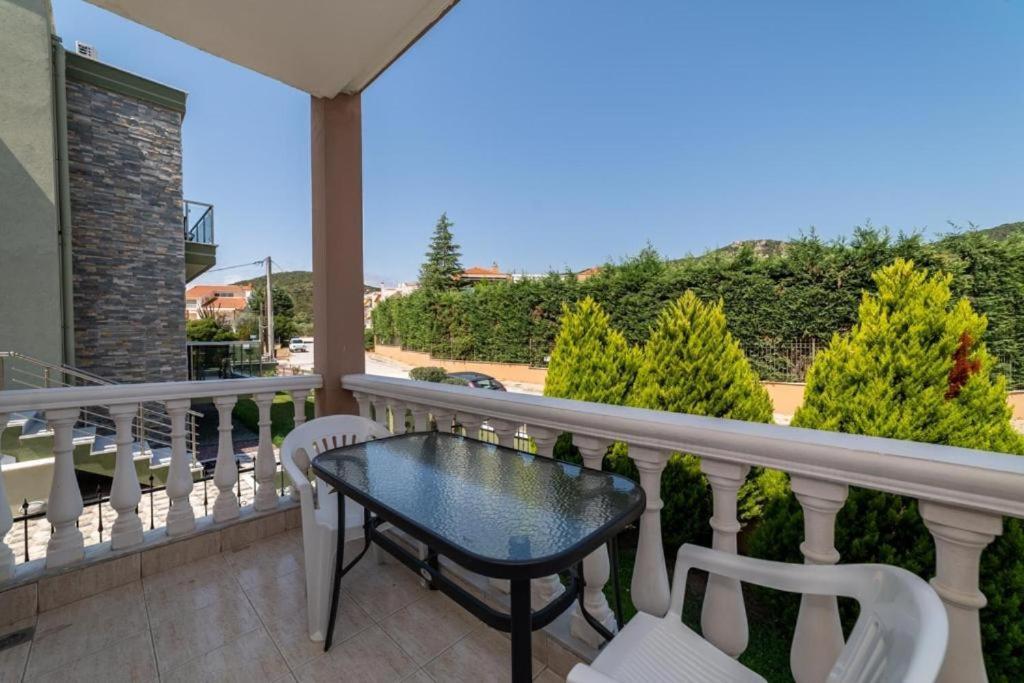 Side By Side Apartment Nea Iraklitsa Exterior photo